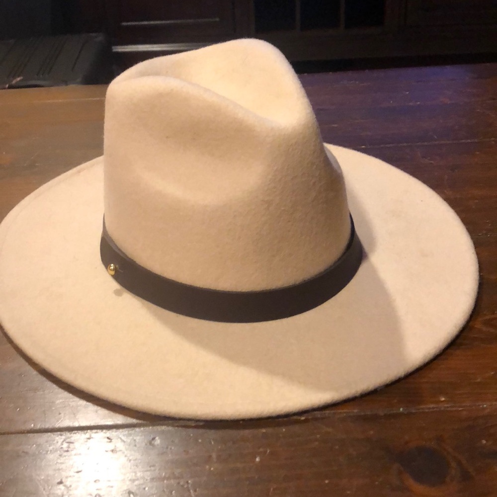 Lack of color Hat